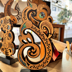 Aeon Large Manaia Trophy（Inlaid with abalone shell）